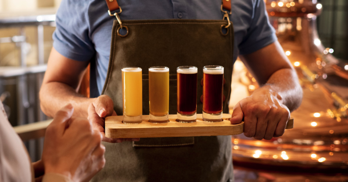 Närbild på en flaska som fylls med hantverksmust